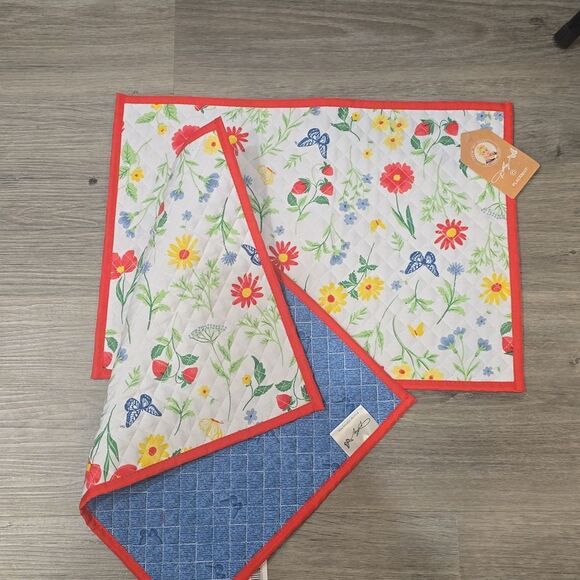 Dolly Parton Floral Butterfly Quilted Placemat Set - Picture 7 of 7